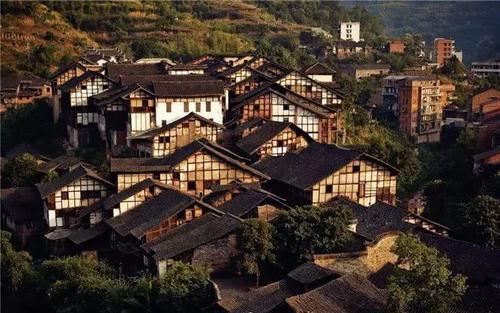 拜仁后卫于帕梅卡诺伤愈回归跑步训练
